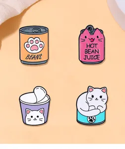 Lot de quatre broches mignonnes en émail de chats dans des boîtes et bols de nouilles