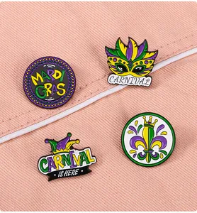 Vista macro de cuatro pines esmaltados Mardi Gras con máscara de carnaval y flor de lis