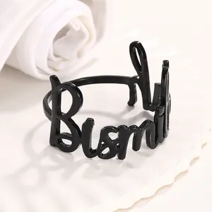 Vue macro d'un rond de serviette noir en alliage avec motif Bismillah évidé et fini lustré
