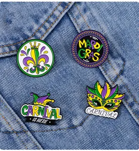 Detalle de cuatro pines de esmalte coloridos del carnaval Mardi Gras sobre tela vaquera