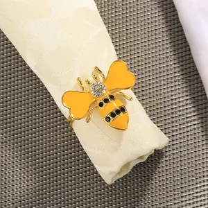 Detalle del servilletero de abeja con esmalte amarillo y pedrería negra decorativa