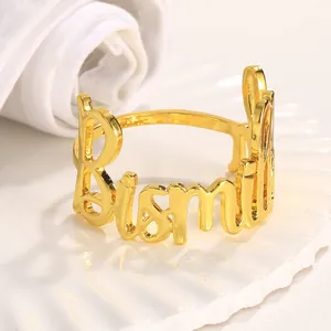 Gros plan d'un rond de serviette doré Bismillah sur une assiette blanche élégante