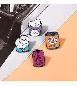 Vue détaillée de quatre pins en émail de chats mignons dans des canettes et tasses colorées