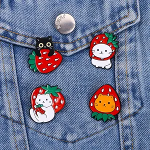 Lot de quatre broches chat fraise mignonnes sur veste en jean bleue pour décoration