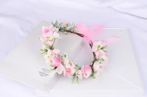 Gros plan détaillé de la couronne de fleurs faite main avec fleurs de soie roses