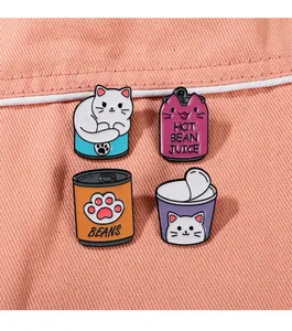 Vue détaillée de quatre pins en émail représentant des chats blancs et des conserves