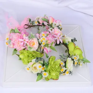 Vue détaillée de couronnes de fleurs artificielles avec roses et rubans élégants