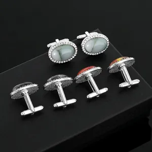 Vue macro de boutons de manchette pour hommes avec incrustation de verre et base argentée