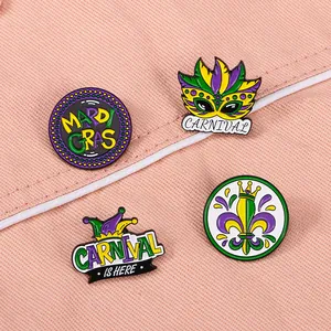 Set de cuatro pines esmaltados de carnaval Mardi Gras con máscaras y flores de lis