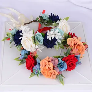 Gros plan de couronnes de fleurs artificielles avec rubans en soie aux couleurs vives
