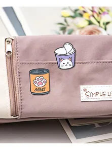 Broches chat mignonnes en émail sur un sac à dos en toile violette stylé