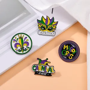 Set de cuatro pines de esmalte para carnaval Mardi Gras con máscaras y flores de lis