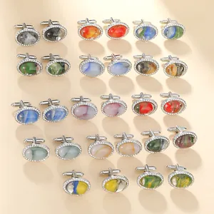 Gros plan de boutons de manchette ovales colorés avec halo de cristal brillant