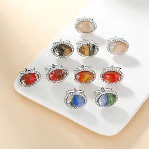 Détail de boutons de manchette ovales pour hommes avec pierres marbrées et cristaux
