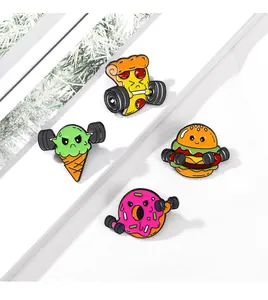 Gros plan de pin's en émail avec pizza fitness, burger, donut et glace mignonne
