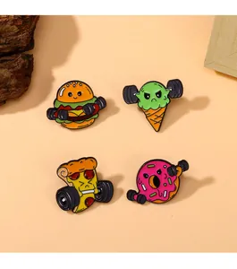 Lot de quatre pin's émaillés cartoon avec burger et pizza soulevant des haltères