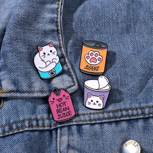 Lot de quatre pin's émaillés chaton mignon portés sur une veste en jean bleue