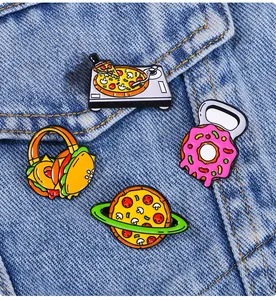 Détails de broches en émail créatives avec motifs de nourriture sur fond de jean bleu