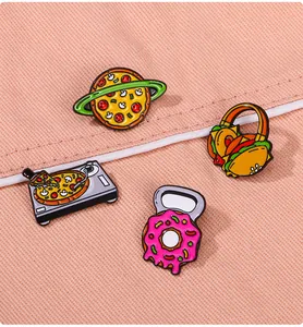 Lot de quatre épingles en émail avec des motifs de burger, pizza et donut fitness