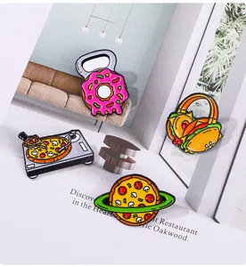 Détail de pin's en émail créatifs avec casque de hamburger et tourne-disque de pizza