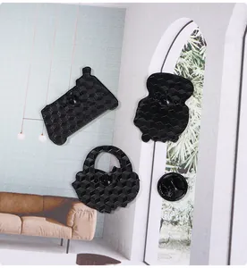 Détail de la broche en émail avec texture en nid d'abeille et fermoir noir