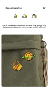Détail de pin's émaillés planète pizza et burger sur un sac en toile verte