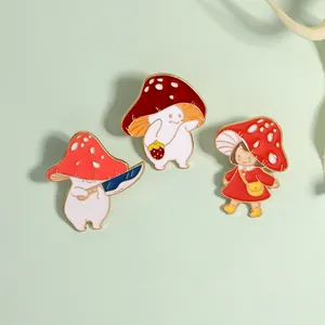 Set di tre simpatiche spille in smalto a forma di fungo cartone animato con distintivi in metallo