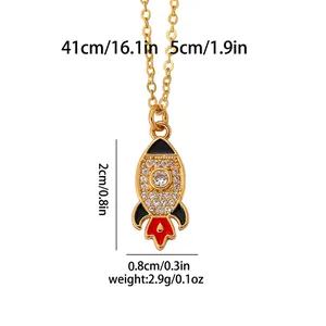 Collana con ciondolo a razzo dorato con cristalli bianchi e catena regolabile
