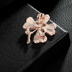 Roségoldene Kleeblatt-Brosche mit gebürstetem Metall-Finish und sicherem Nadelverschluss