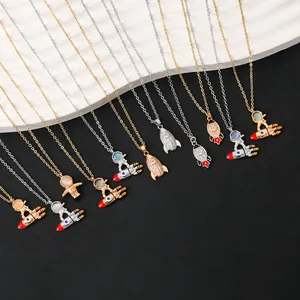 Collane con ciondolo astronauta e razzo in oro e argento con dettagli in smalto colorato