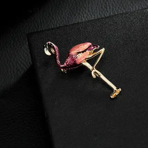 Broche flamant rose tendance en alliage doré avec émail et cristal ambré scintillant