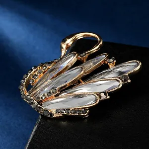 Dettaglio macro dell'elegante spilla a cigno con cristalli neri e pietre marquise