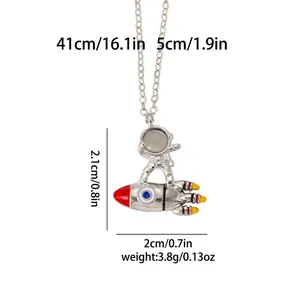Dettaglio dimensioni collana astronauta su razzo con catena 41cm e estensione di 5cm