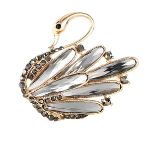 Spilla a forma di cigno elegante con cristalli grigi e strass neri su base dorata