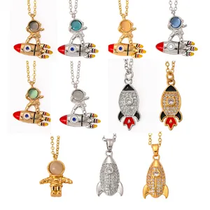 Set di collane con astronauti e pietre colorate e razzi in finitura oro e argento