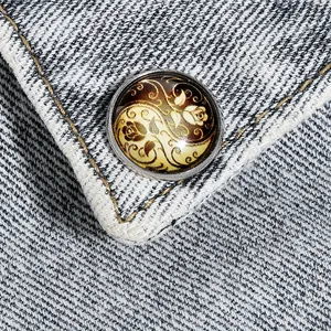 Dettaglio ravvicinato di un bottone cabochon in vetro con rose su tessuto denim