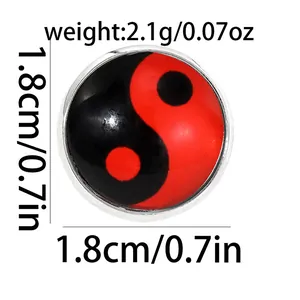 Vista macro di un distintivo Yin Yang rosso e nero da 1,8cm con bordo in metallo
