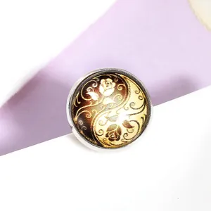 Spilla Rotonda Vintage Rosa Tai Chi Yin Yang Lega di Zinco Vetro Cabochon Pin Distintivo Smaltato Per Vestiti Borse Unisex Gioielli