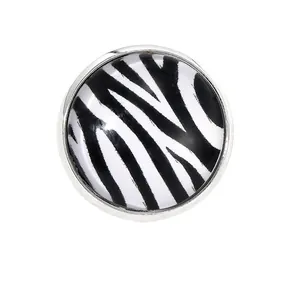 Broche ronde émaillée à motif zèbre classique avec cadre en argent et fini brillant