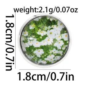 Dettaglio del cabochon in vetro da 18mm con motivo floreale a margherita e base in argento
