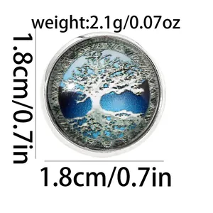 Dettaglio di un ciondolo Albero della Vita rotondo da 1,8 cm con sfondo blu e cupola in vetro