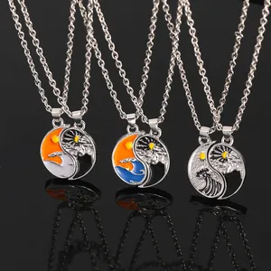 Vue détaillée des colliers puzzle Yin Yang avec motifs de soleil, lune et vagues