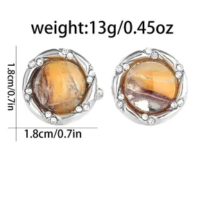 Détail de boutons de manchette ronds en argent avec motif marbre et bordure en cristal