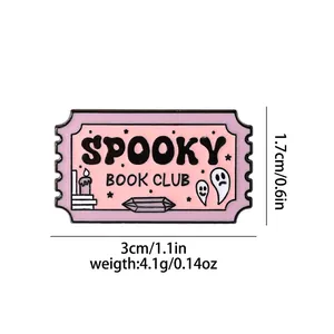 Épingle émaillée rose en forme de timbre avec lettrage Spooky Book Club