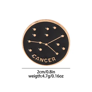 Broche émaillée signe du zodiaque Cancer dorée avec finition noire et 2cm diamètre