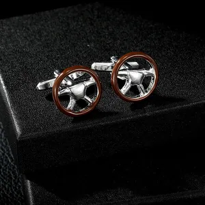 Boutons de manchette en forme de volant avec finition marron sur fond en cuir noir élégant