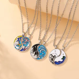 Détail de pendentifs Yin Yang avec motifs de montagne, vague, lune et étoiles en émail