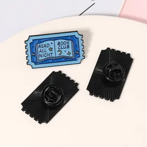 Pin's émaillé en forme de timbre avec texte Read All Night et motifs lune et étoiles
