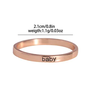 Detailansicht des roségoldenen gedrehten Rings mit Baby-Gravur inkl. Gewicht und Maße