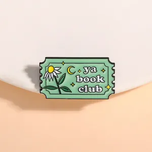Détail du pin's émaillé vert clair avec texte C ya book club et motif marguerite